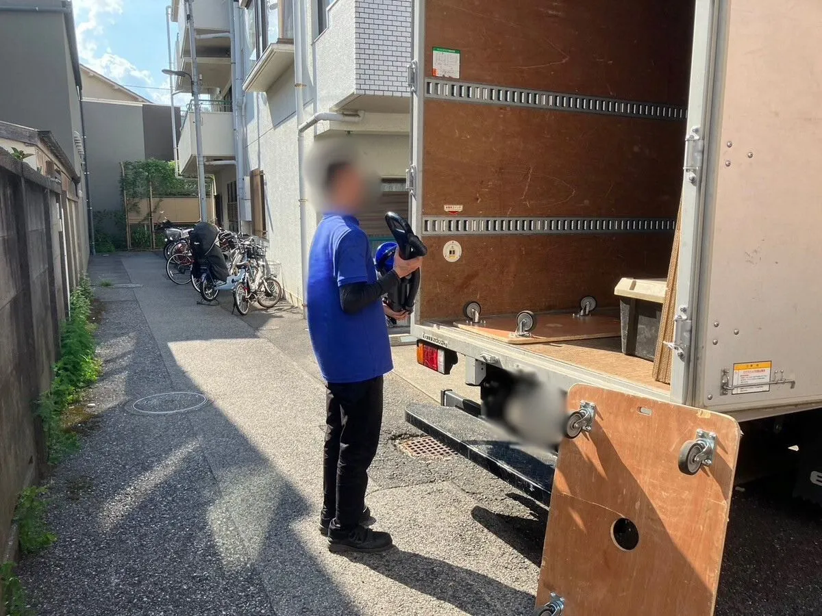 「1Kのマンションから椅子と掃除機を回収させていただきました」作業写真