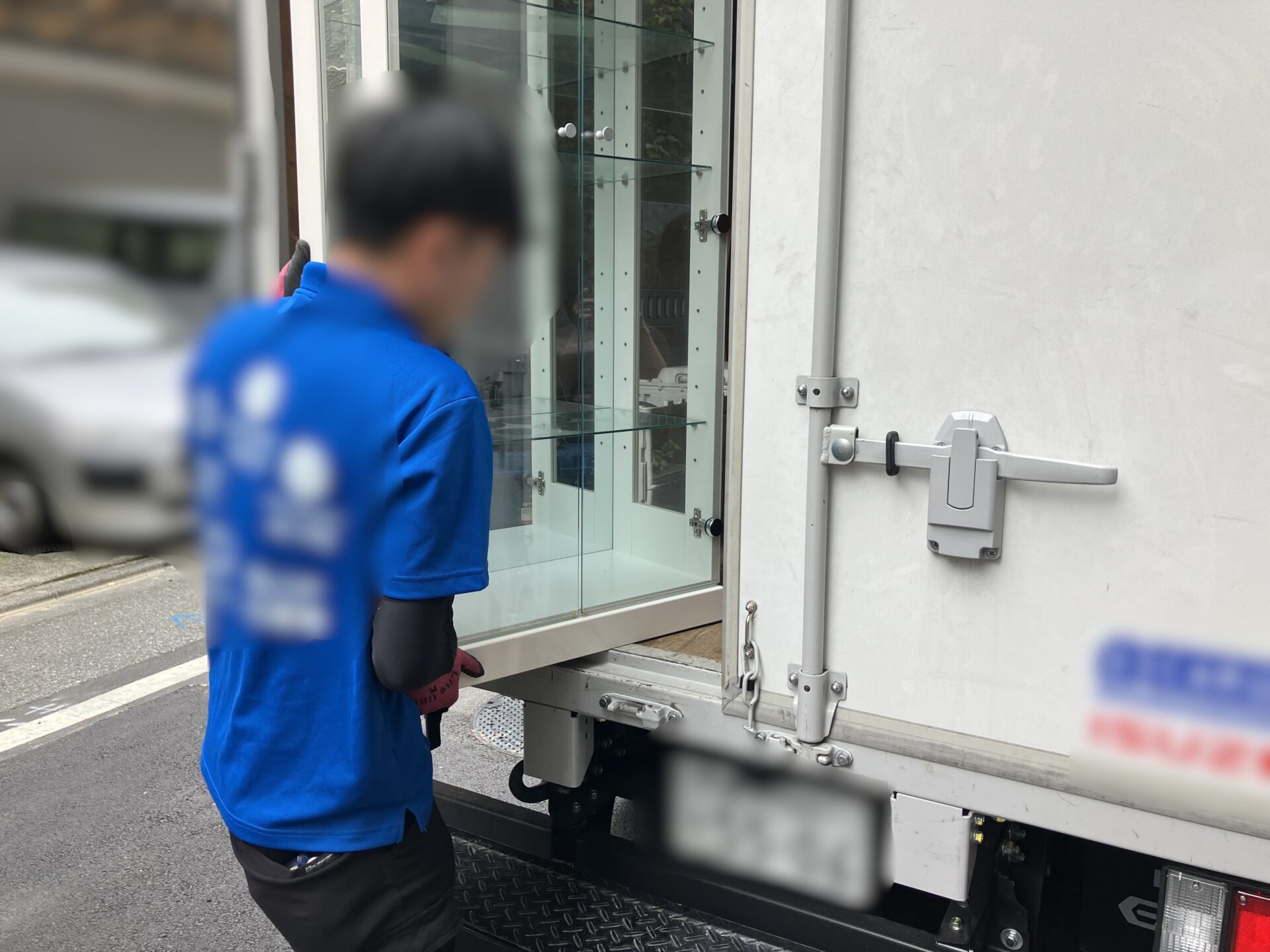 「1LDKのマンションからガラスケースを回収させていただきました」作業写真