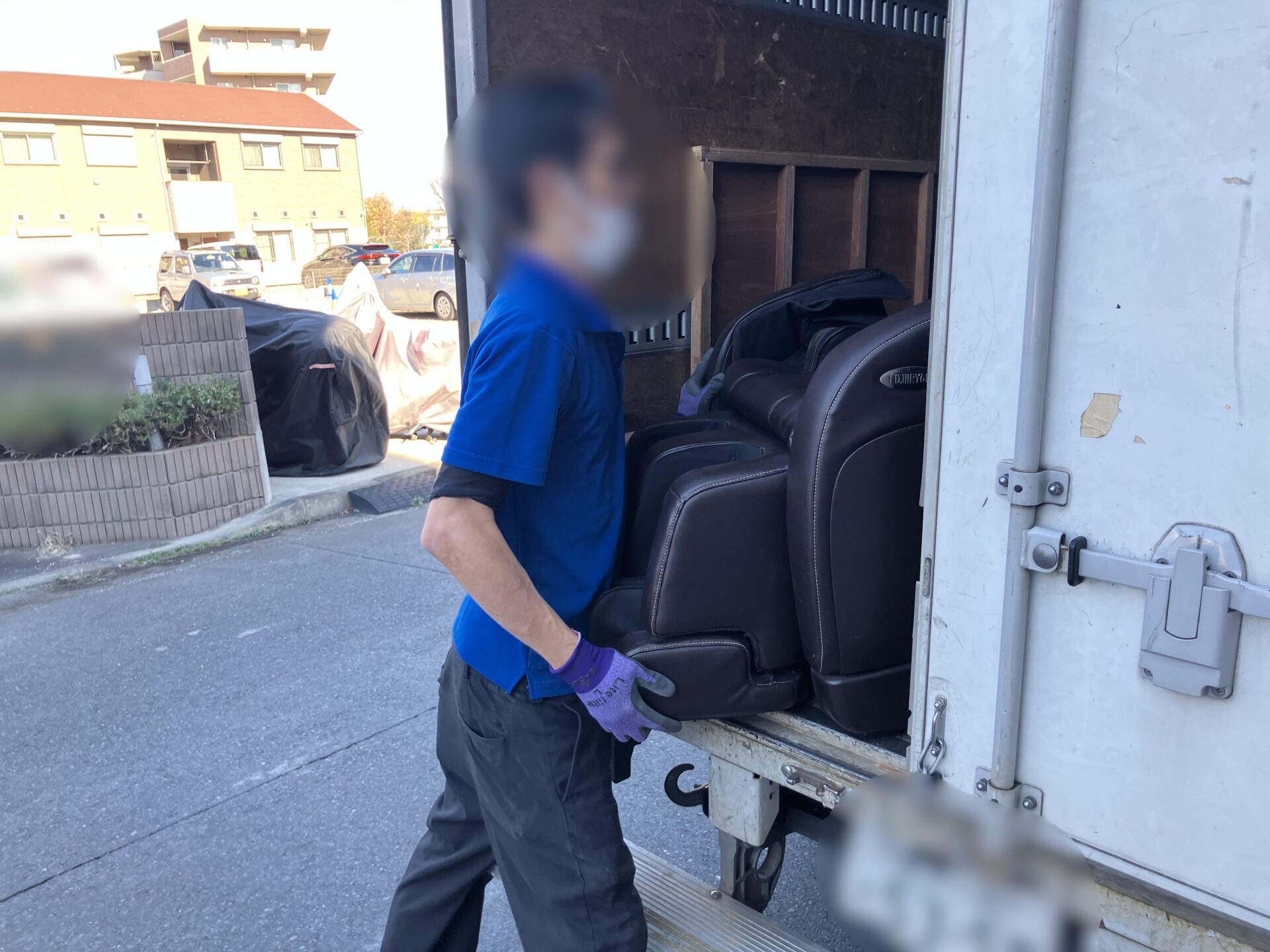 「1Kのマンションで使用されていたマッサージチェアを回収しました」作業写真