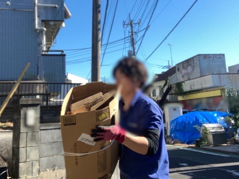 「1LDKのマンションのお部屋から掃除機などの不用品を回収しました」作業写真
