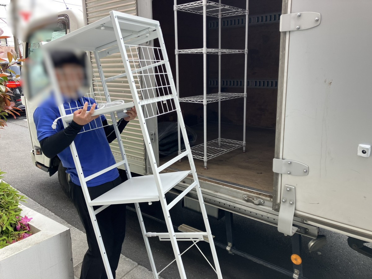 「アパートのお部屋から棚やカーペットをまとめて回収しました」作業写真